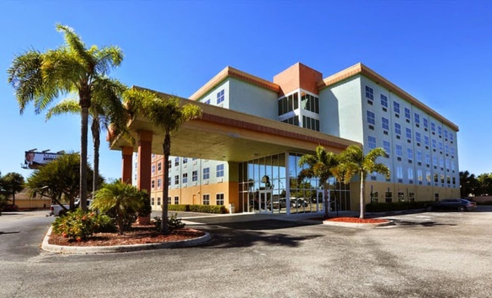 Allure Suites of Fort Myers 24/27