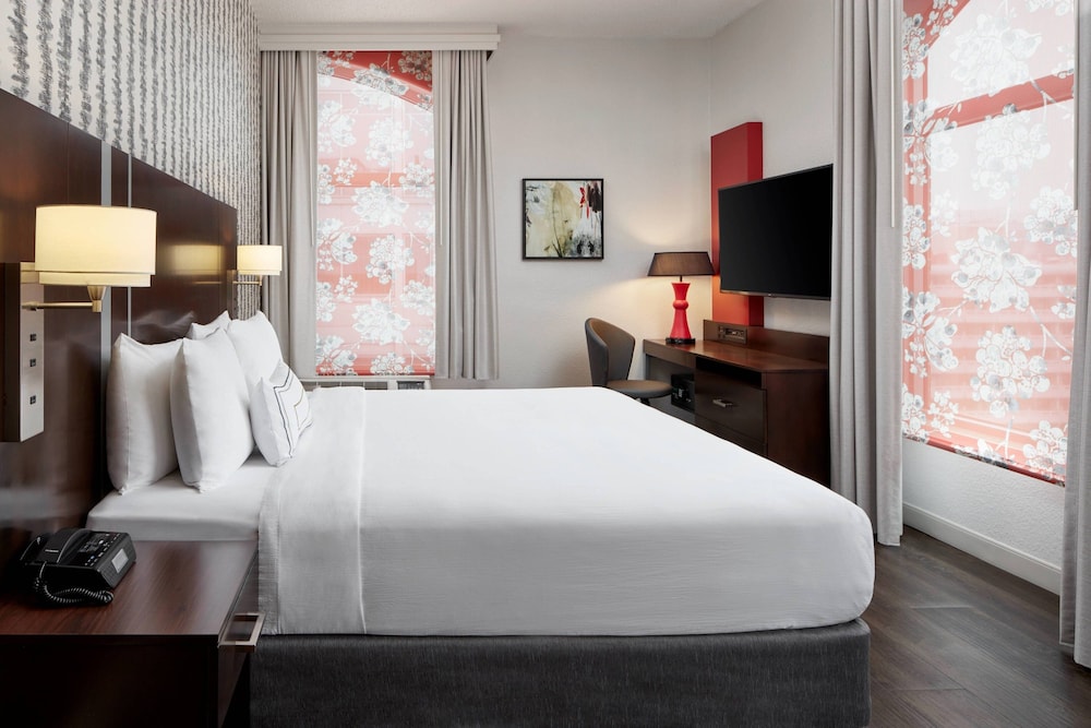 ROOM, KING BED