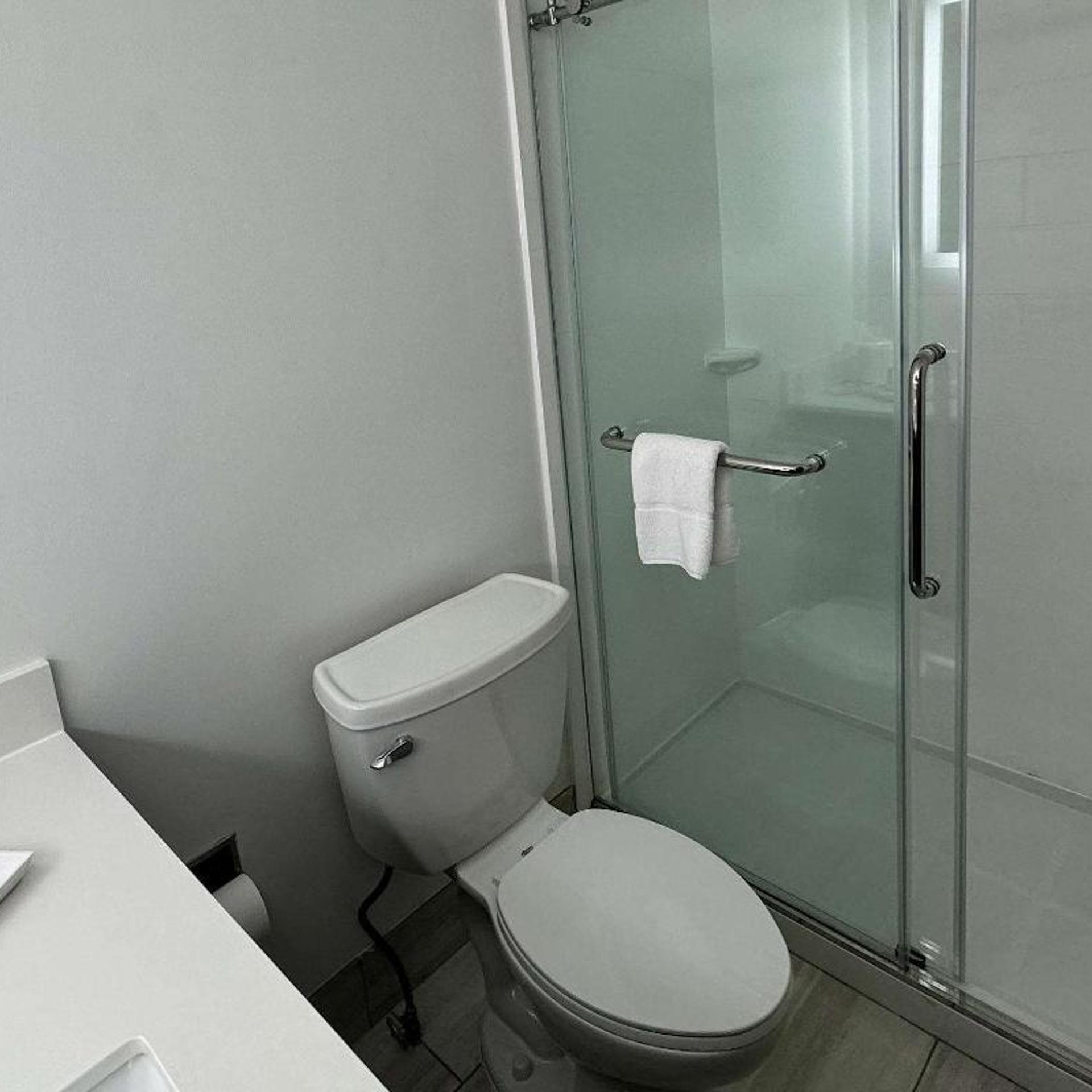 Room, Queen Bed, Bathtub, Accessible