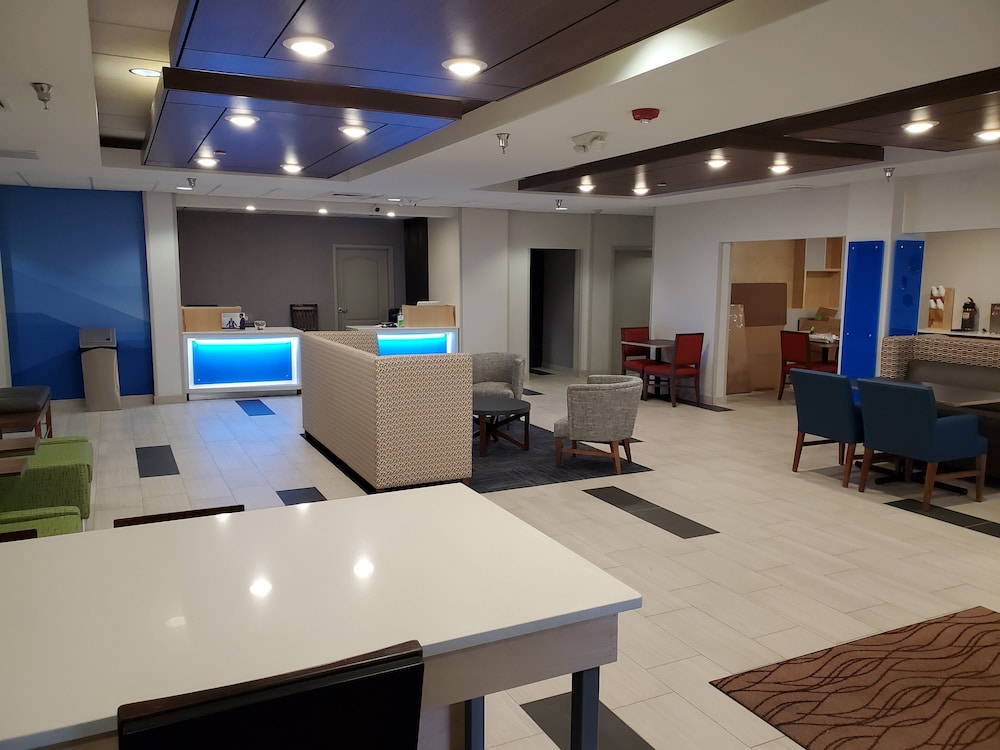 Holiday Inn Express and Suites - Junction City, Kansas 8/35
