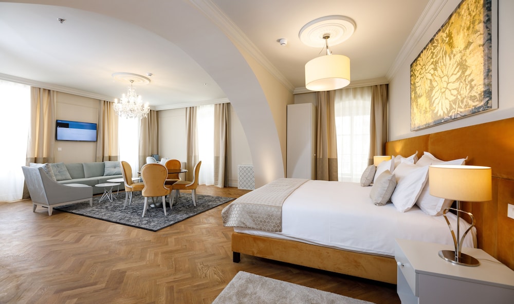 Executive, Studio, Suite, King Bed