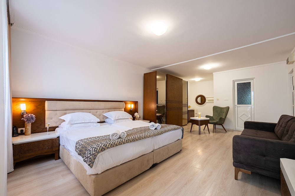 Hotel Adrovic 13/74