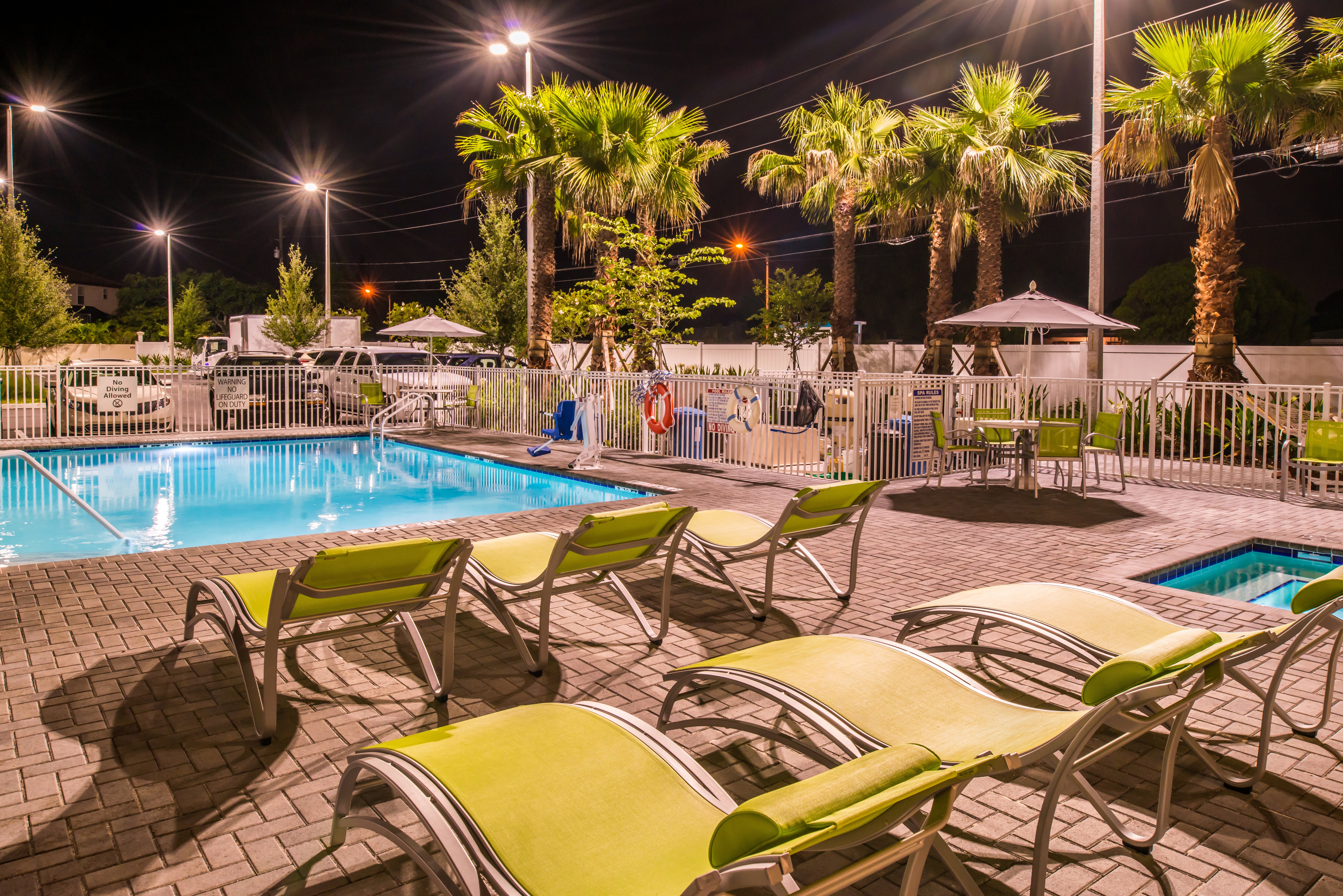 Holiday Inn Express Suites St Petersburg Seminole Area 70/74