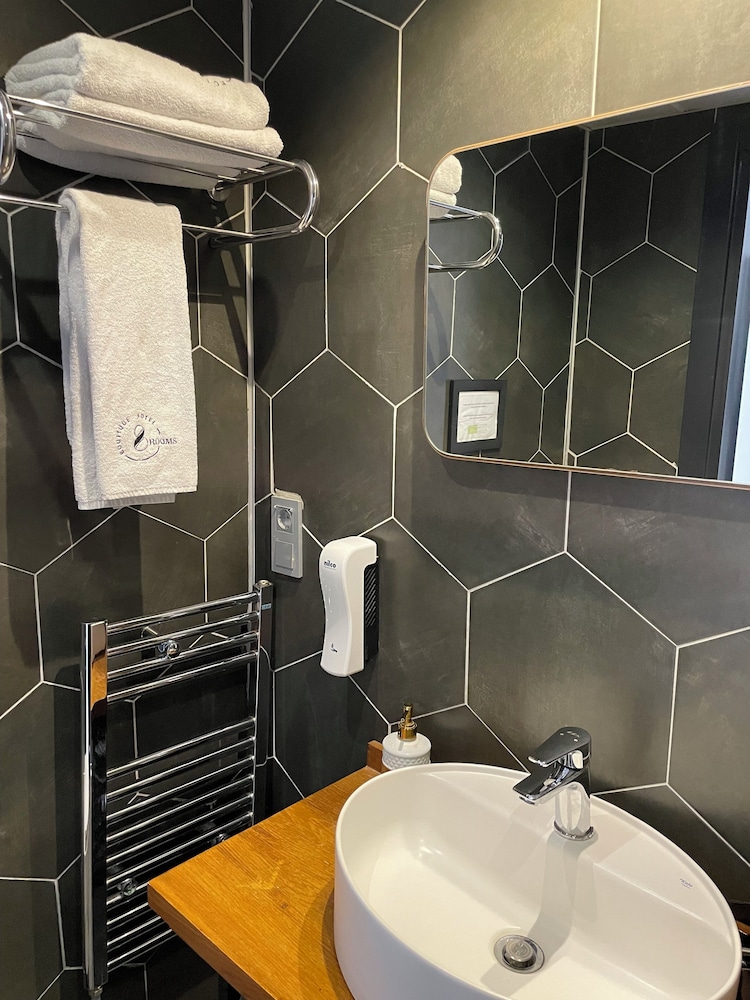 8 Rooms Boutique Hotel 48/50