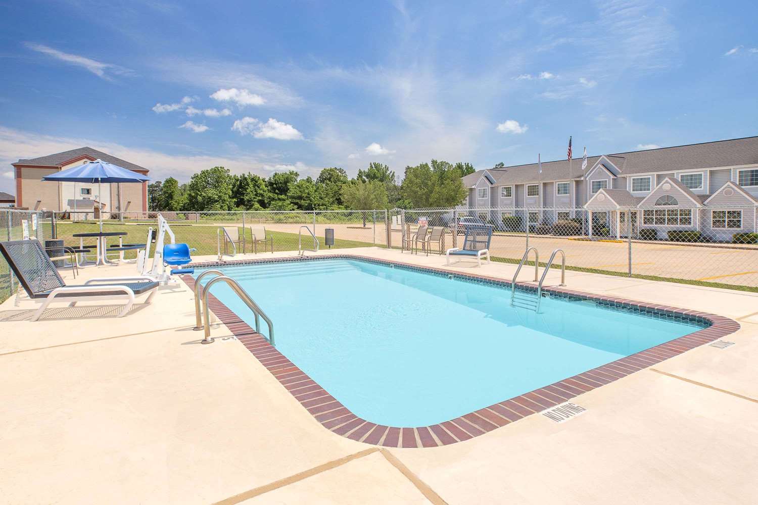 Microtel Inn By Wyndham Broken Bow 18/27
