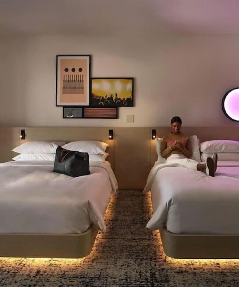 REVERB, 2 QUEEN BEDS