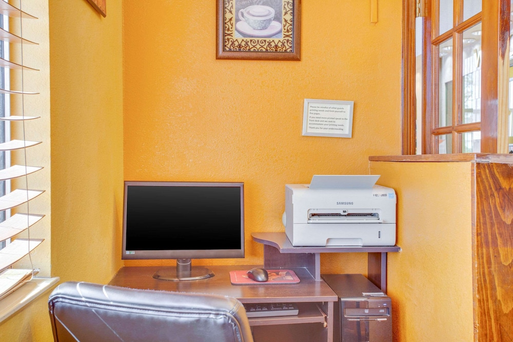 Econo Lodge Inn and Suites Albuquerque East I-40 Eubank Exit 34/37