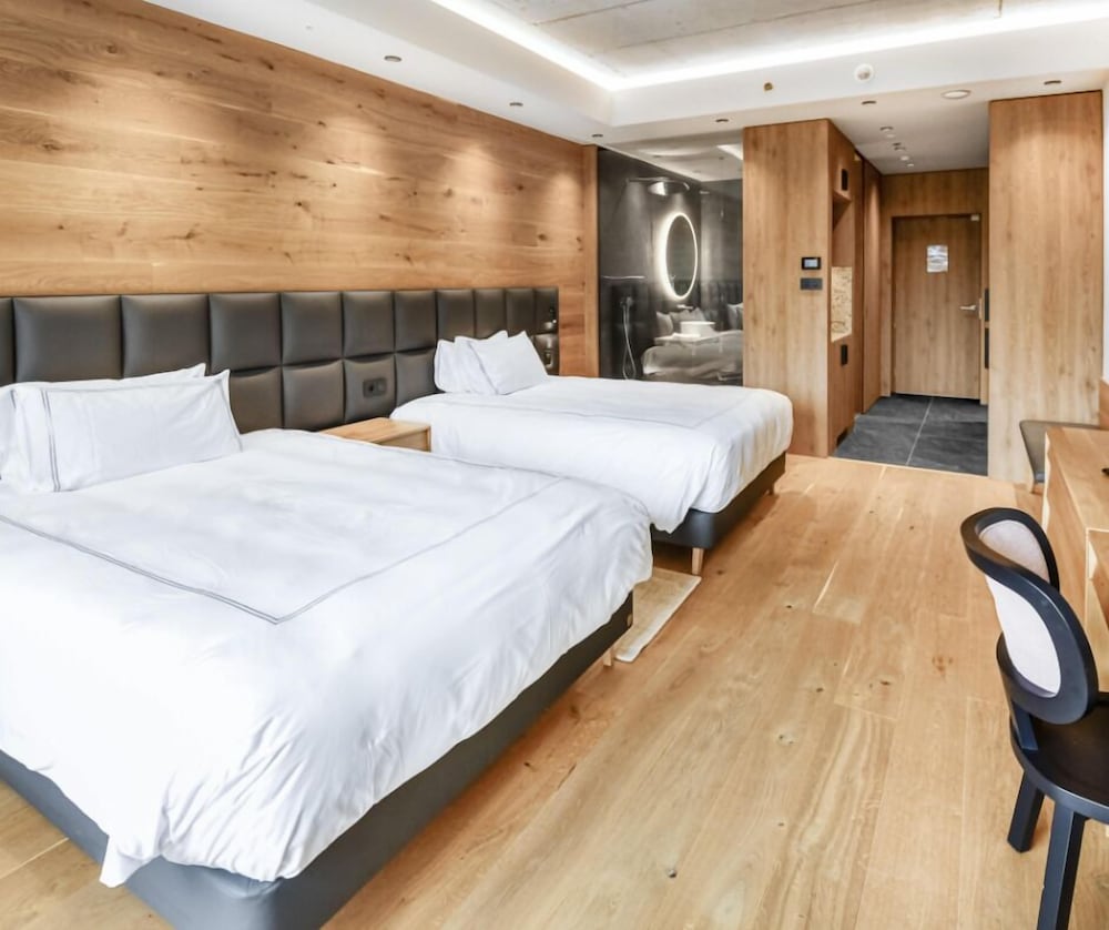Swiss, 2 Queen Beds