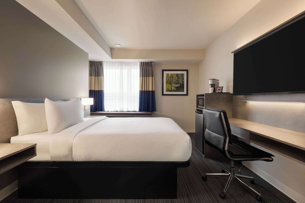 ROOM, QUEEN BED