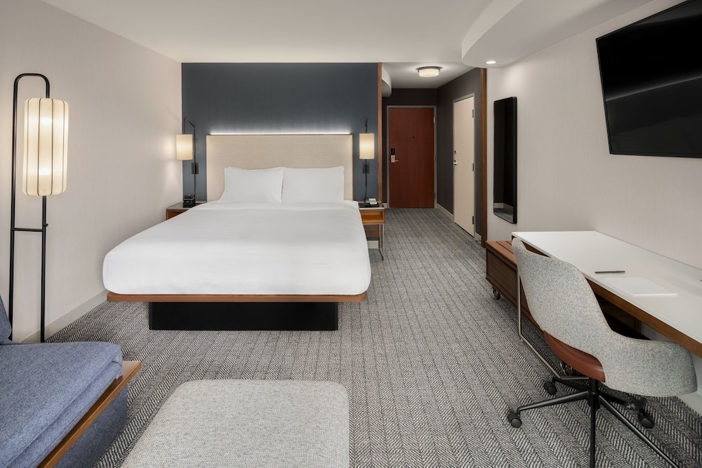 غرفة بسرير كينج مع أريكة لذوي الإعاقة، Courtyard by Marriott Seattle Bellevue/Downtown 2/6
