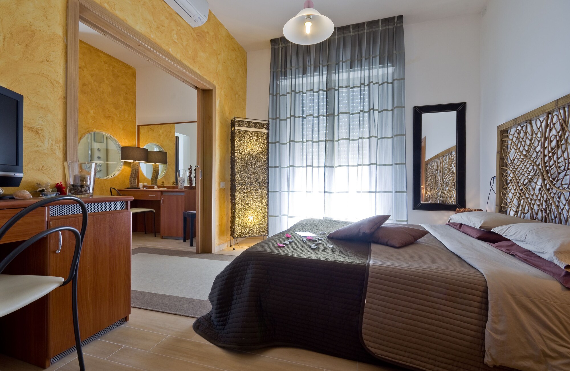 2 BEDROOMS, CONNECTING, SUITE, OCEAN FRONT