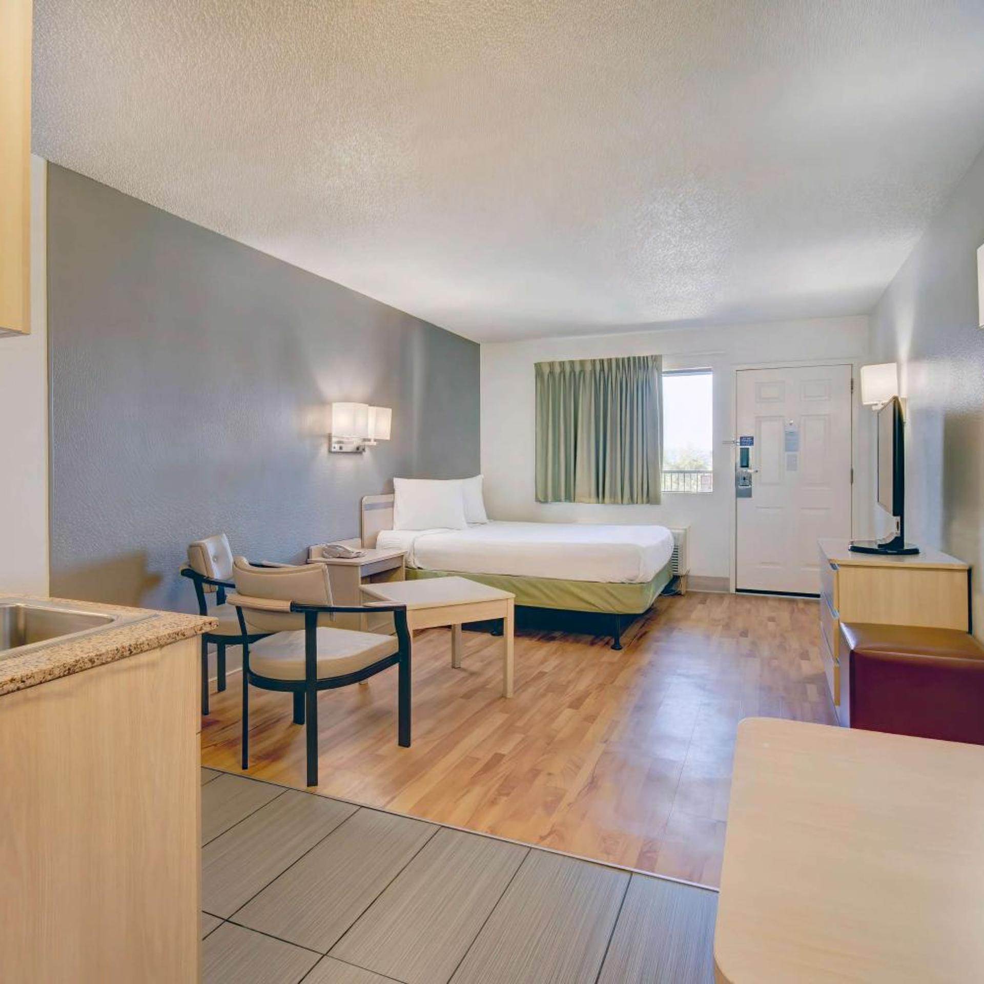 Room, Queen Bed, Kitchen, Smoking, Studio6 Tucson, AZ - Irvington Road 3/5