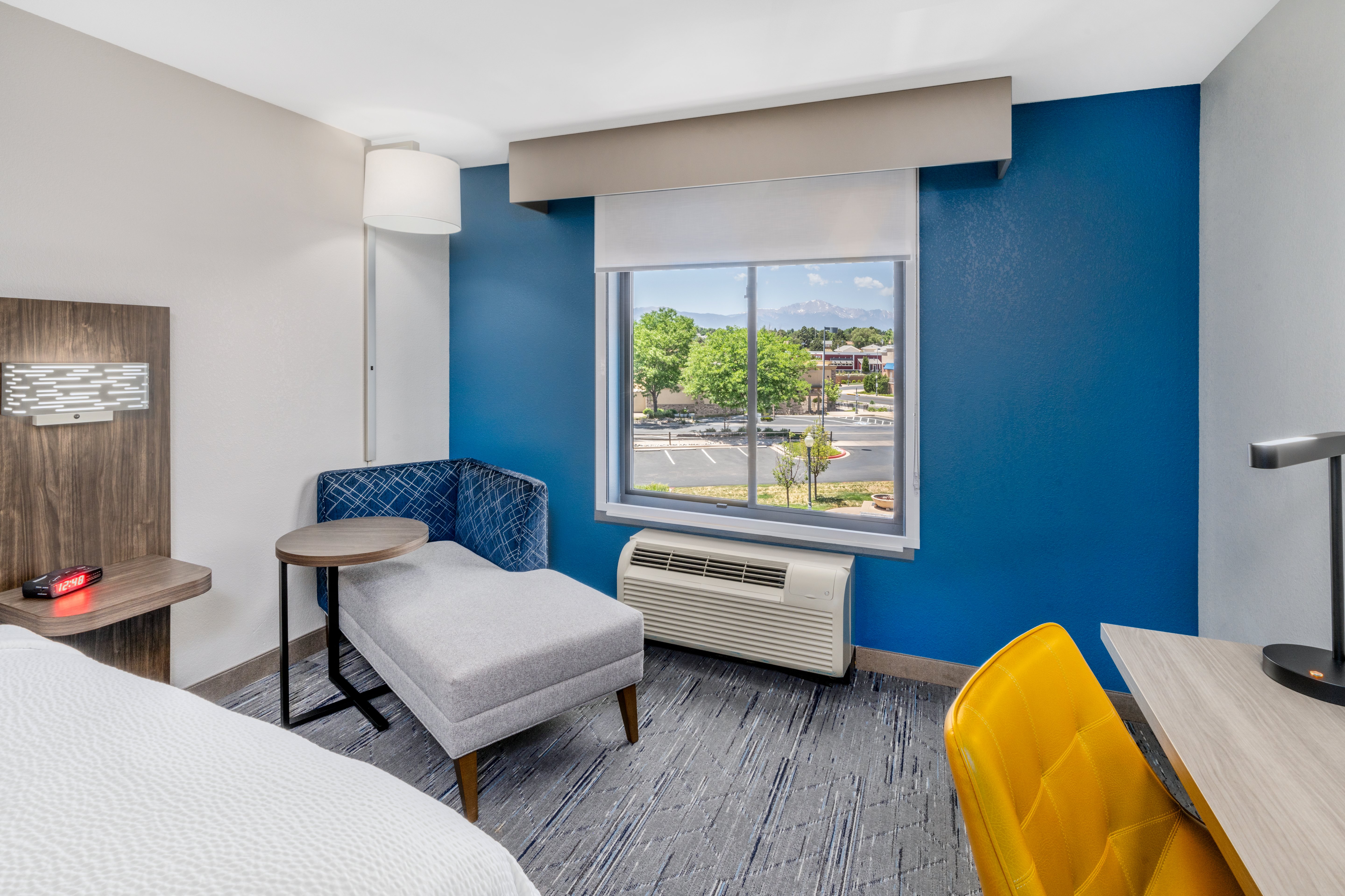 Holiday Inn Express Suites Colorado Springs First Main 8/28