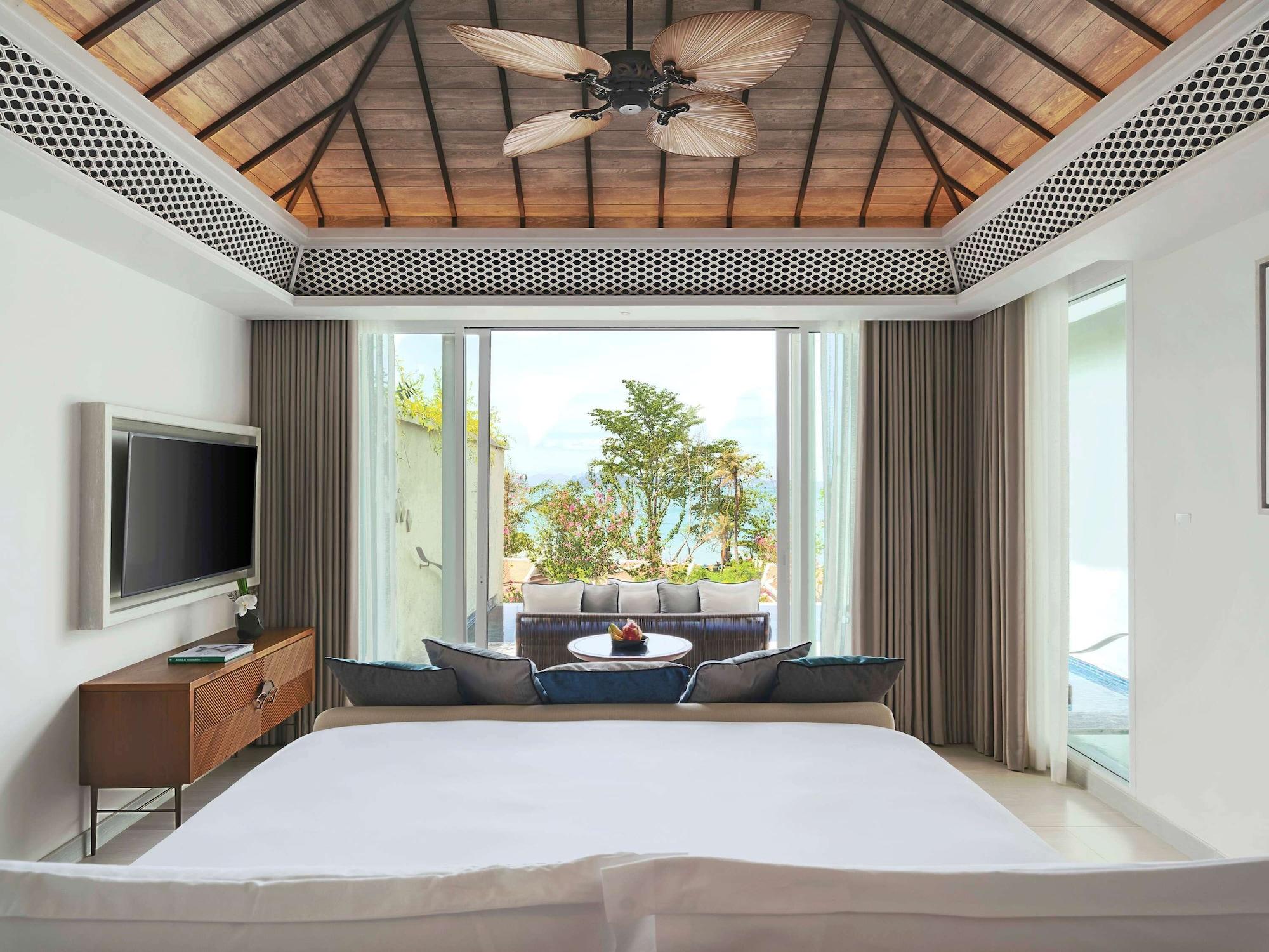 Pool, Deluxe, Suite, King Bed
