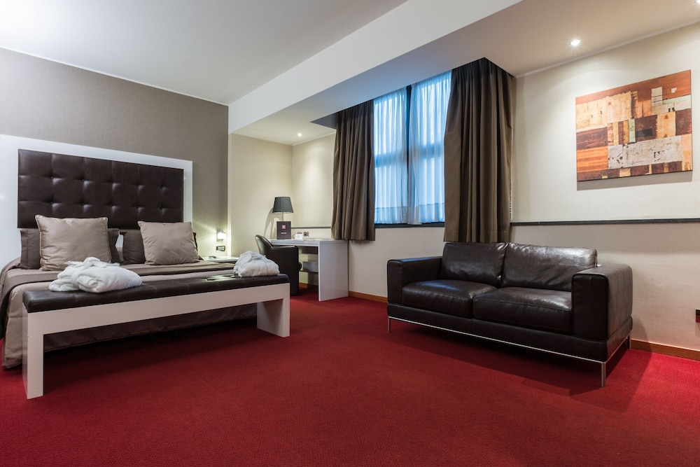 ROOM, DOUBLE OR TWIN BED