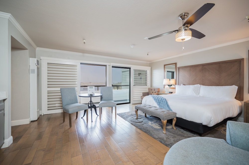 456 Embarcadero Inn Suites 44/77