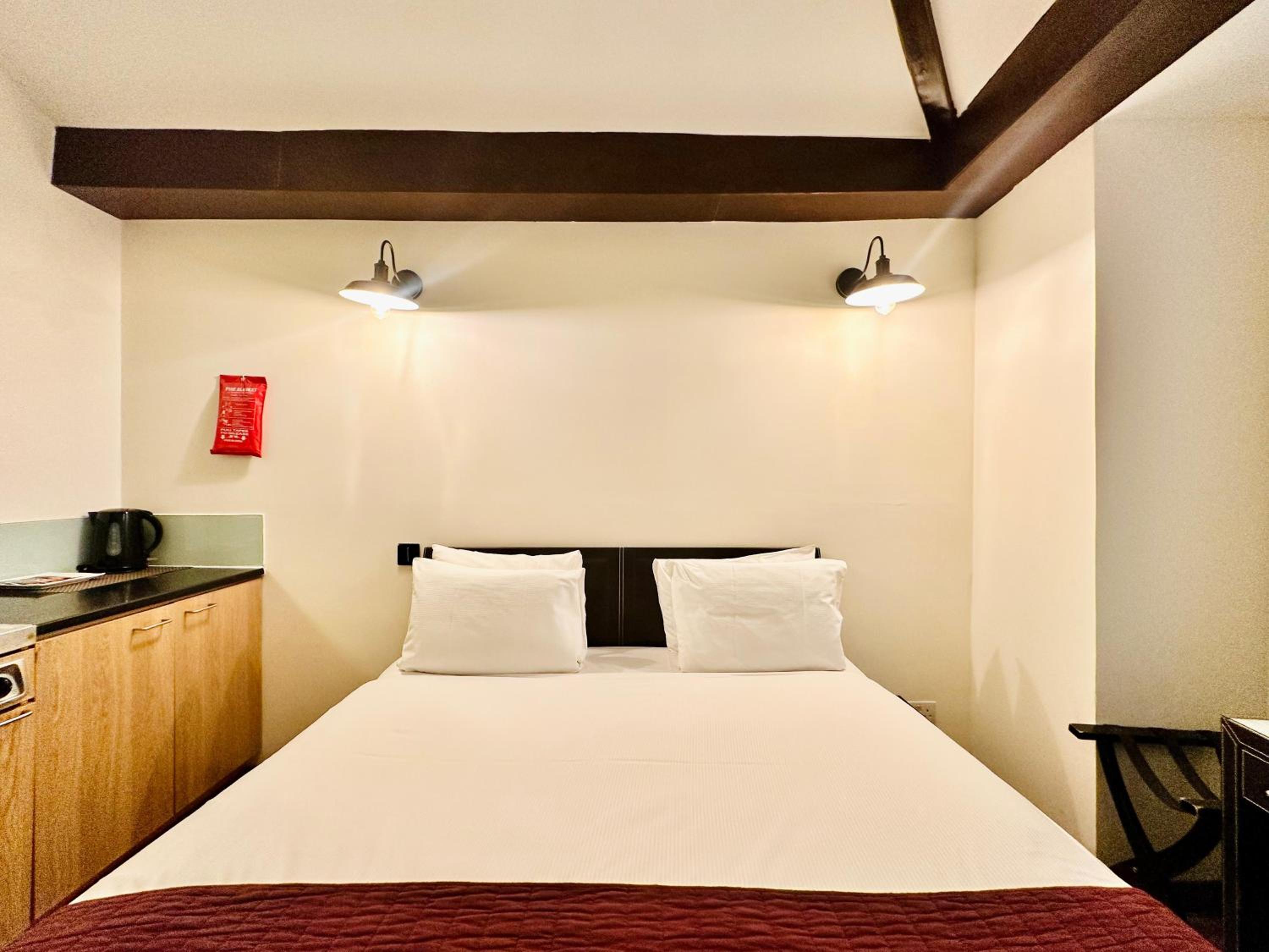 Room, Queen Bed, The Royale Chulan Hyde Park 8/10
