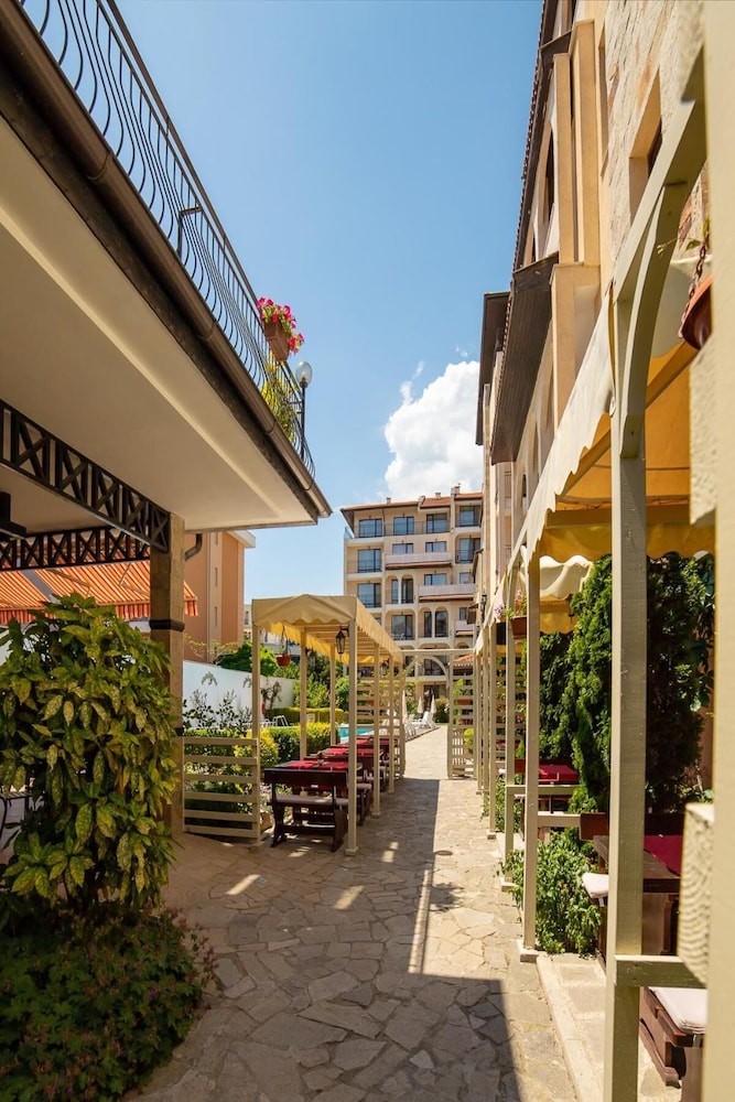 Aparthotel Rose Village 60/65