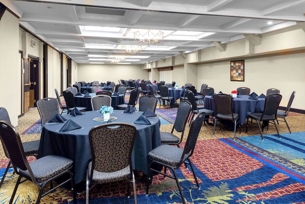 Embassy Suites by Hilton Kansas City Plaza 58/64