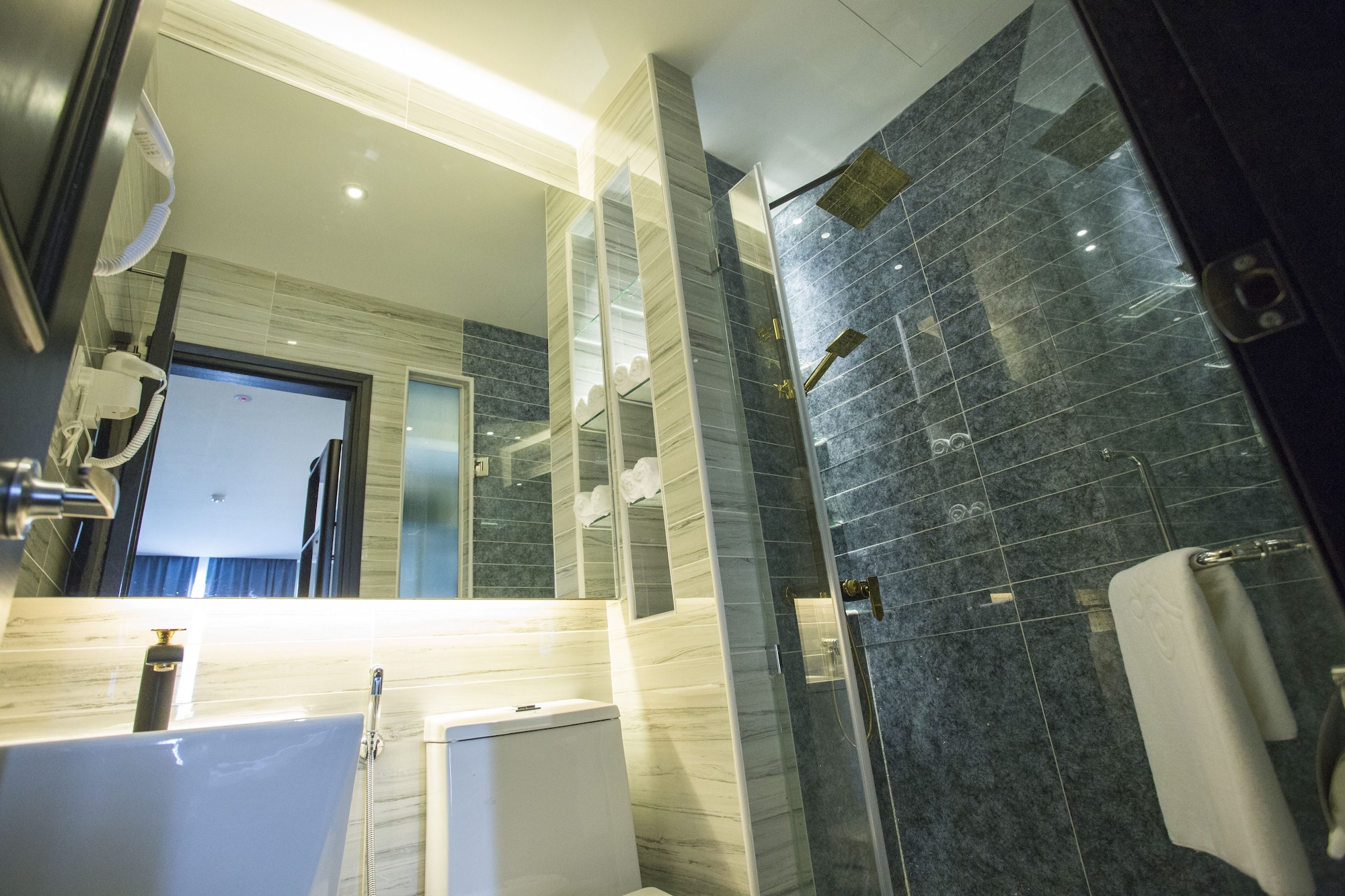 Deluxe, Triple, 1 King and 1 Single Beds, Midori Concept Hotel 9/10