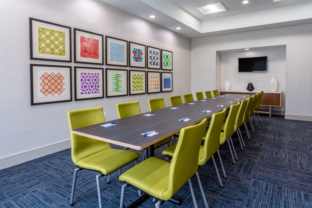 Holiday Inn Express Hotel And Suites Charlotte Arrowood 46/47