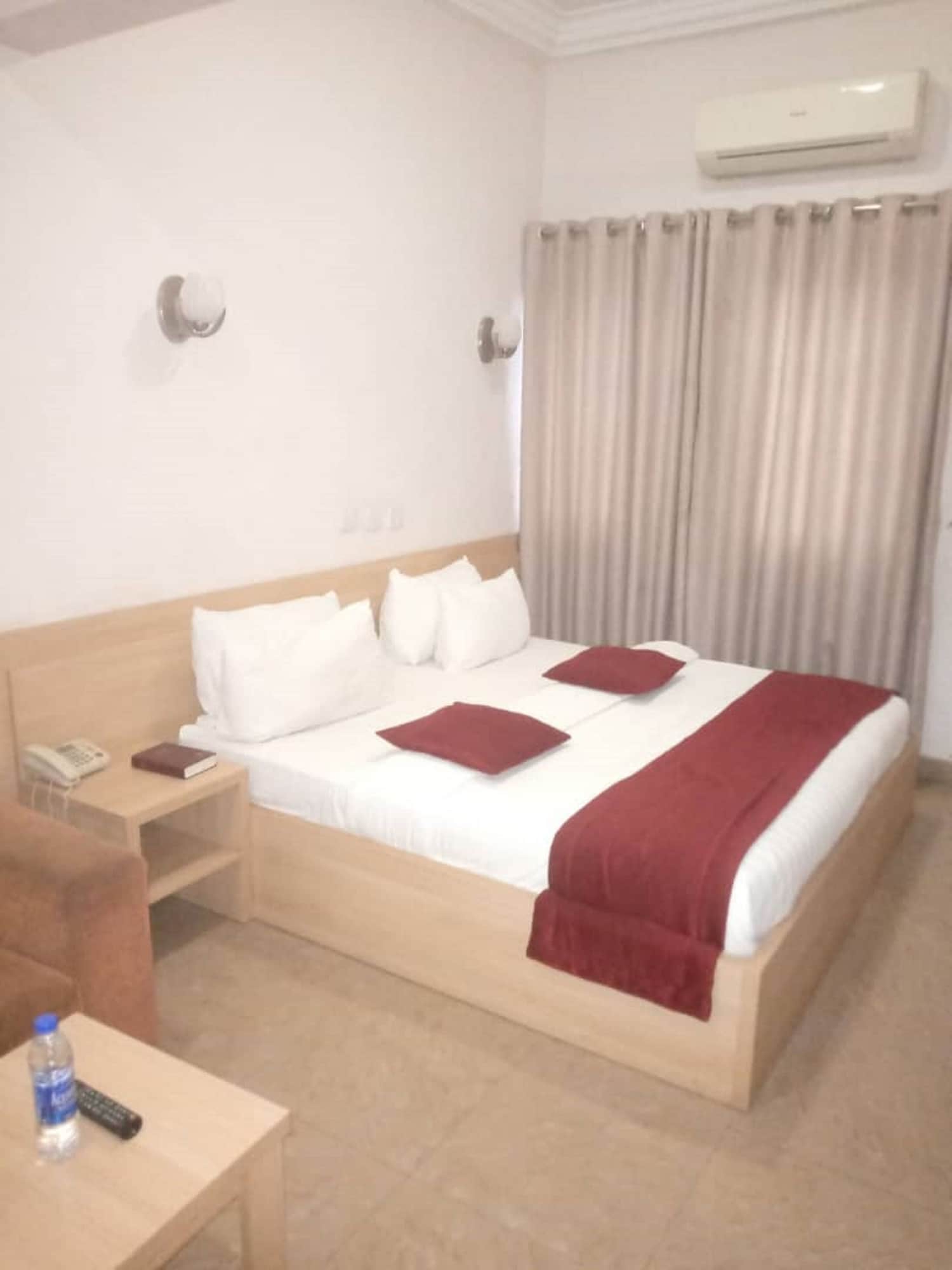 DELUXE, QUEEN BED