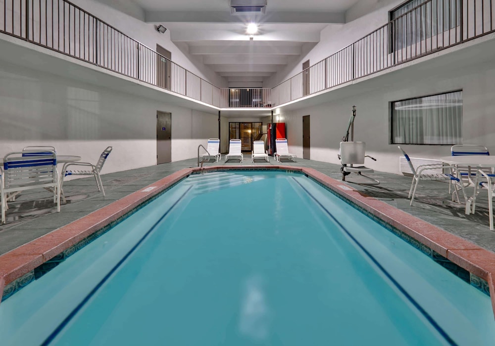 Days Inn & Suites by Wyndham Bentonville 3/19