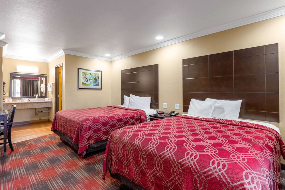 Econo Lodge Inn & Suites Escondido Downtown 22/48