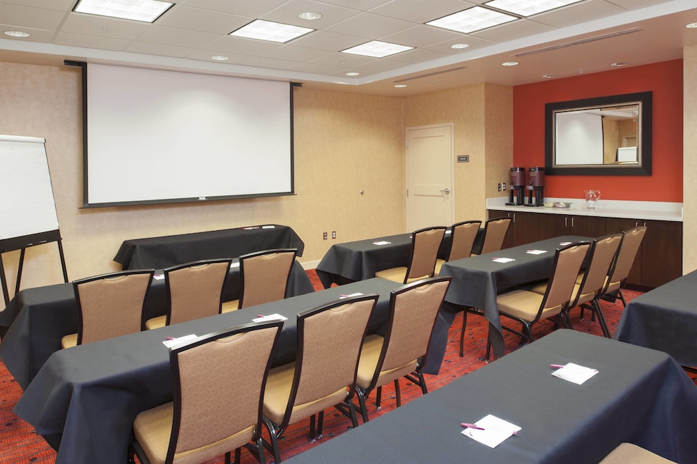Residence Inn By Marriott Grand Rapids Airport 34/37