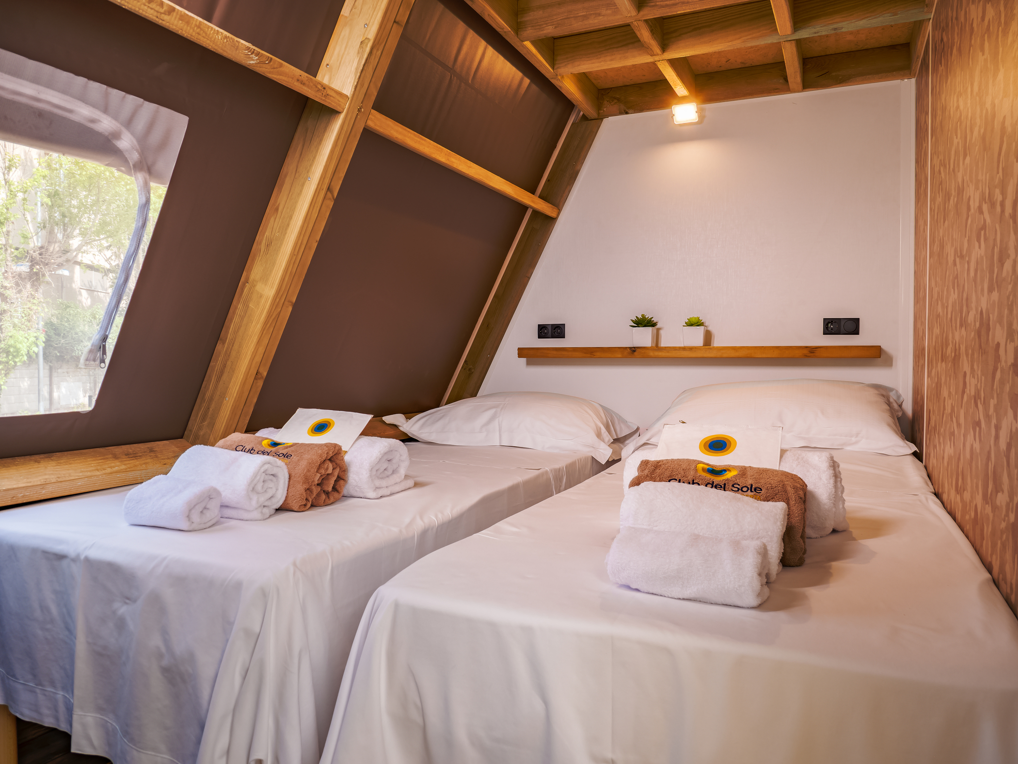 Luxury, Lodge