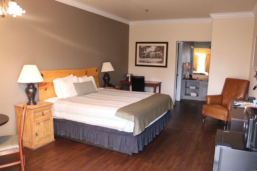 Historian Inn 8/35