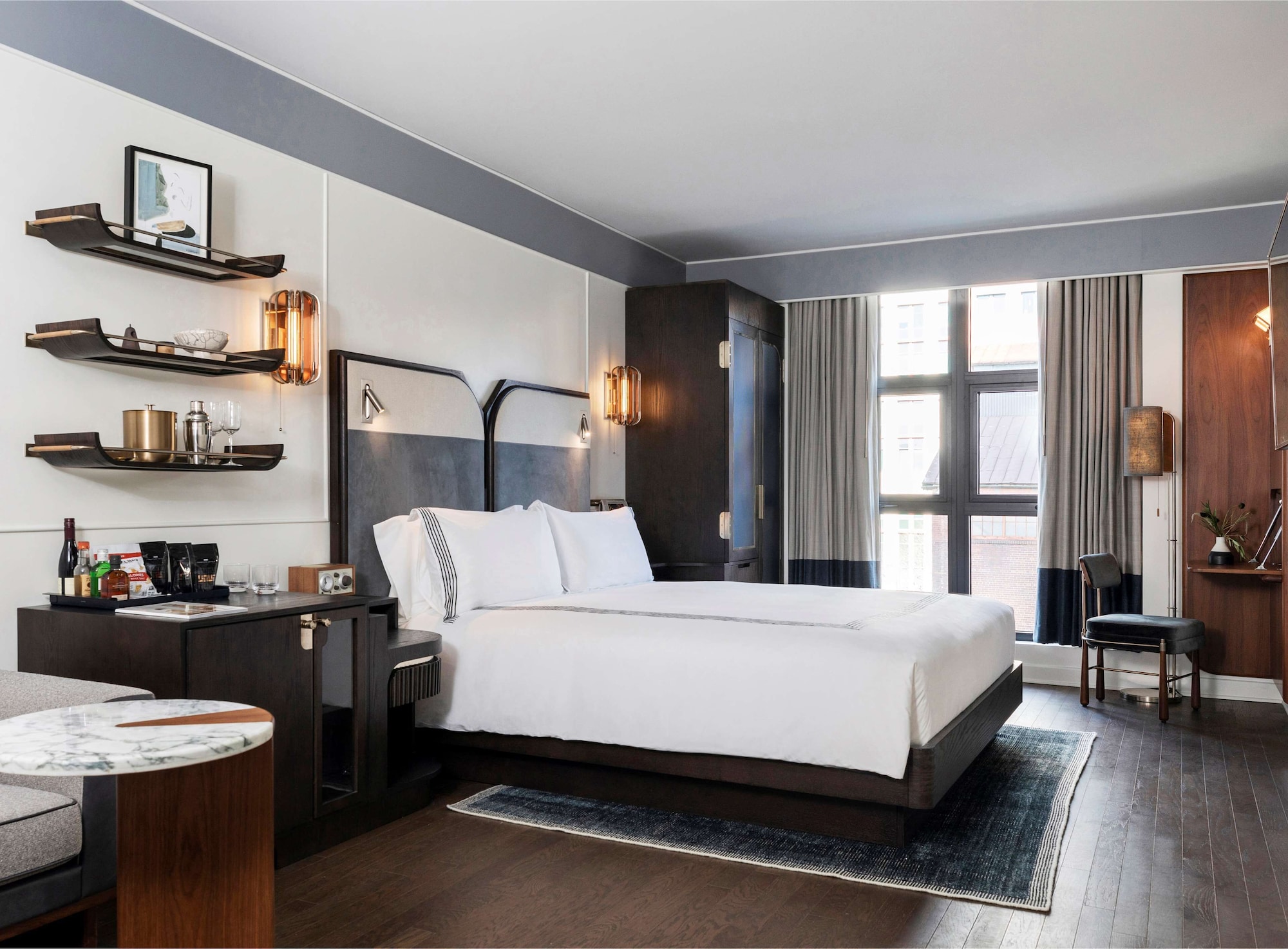 DELUXE, KING BED