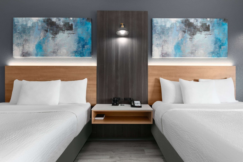 La Quinta Inn and Suites by Wyndham Ft. Worth - Burleson 18/53