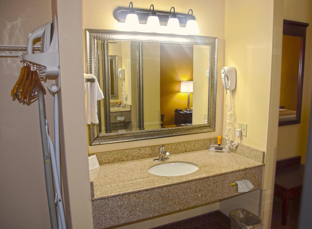 Americas Best Value Inn St. Robert 11/22