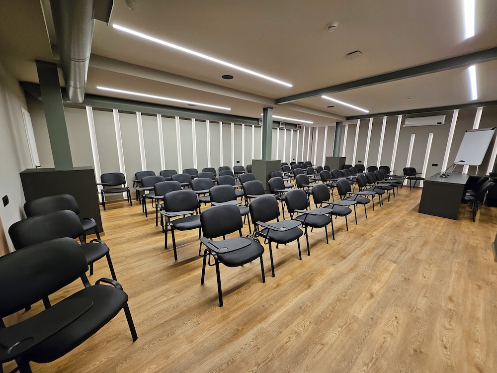 Petousis Hotel & Suites 24/50