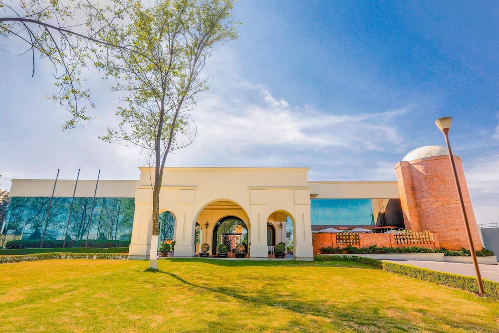 Courtyard By Marriott Toluca Airport 3/45