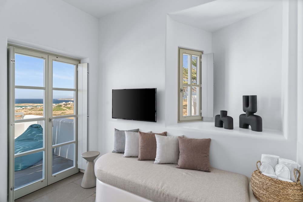 Mr & Mrs White Paros Suites & More 12/36