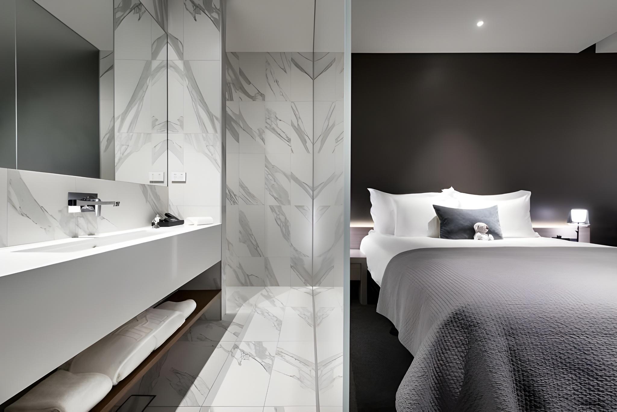 Courtyard, Suite