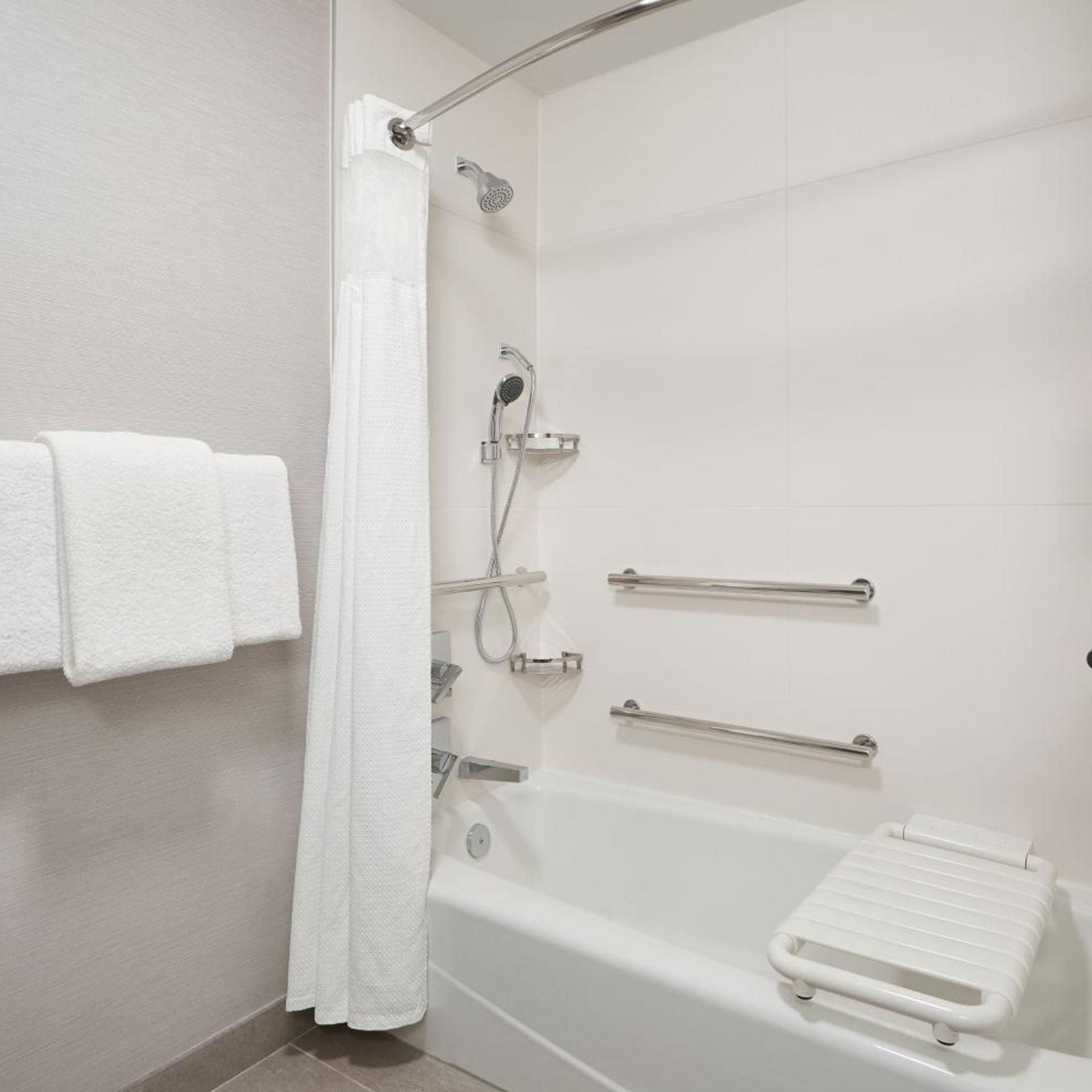 غرفة بسريرين مزدوجين بحوض استحمام لذوي الإعاقة، Courtyard by Marriott Kansas City Overland Park/Metcalf, South of College Boulevard 7/7