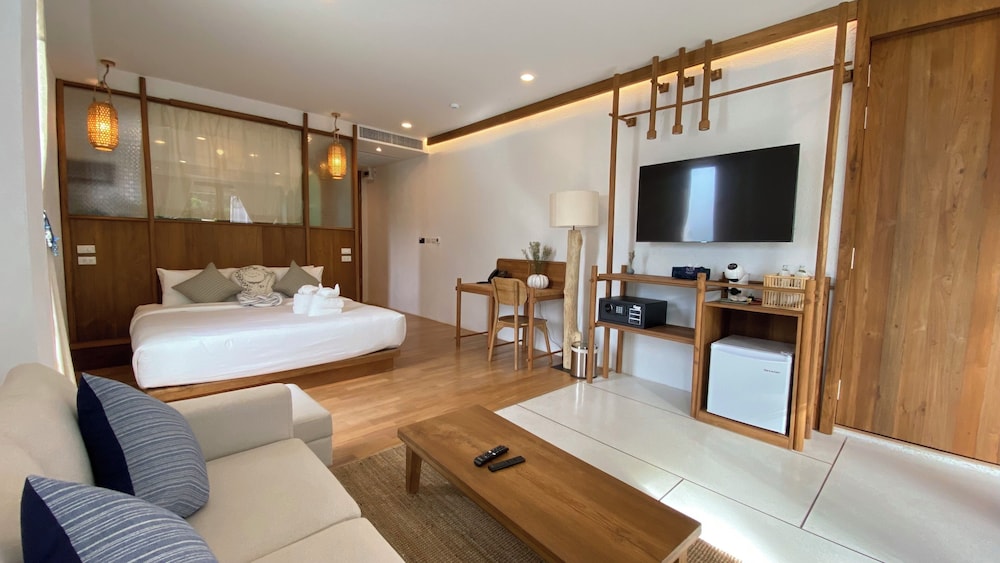 LUXURY, SUITE, BALCONY, BATHTUB, ACCESSIBLE