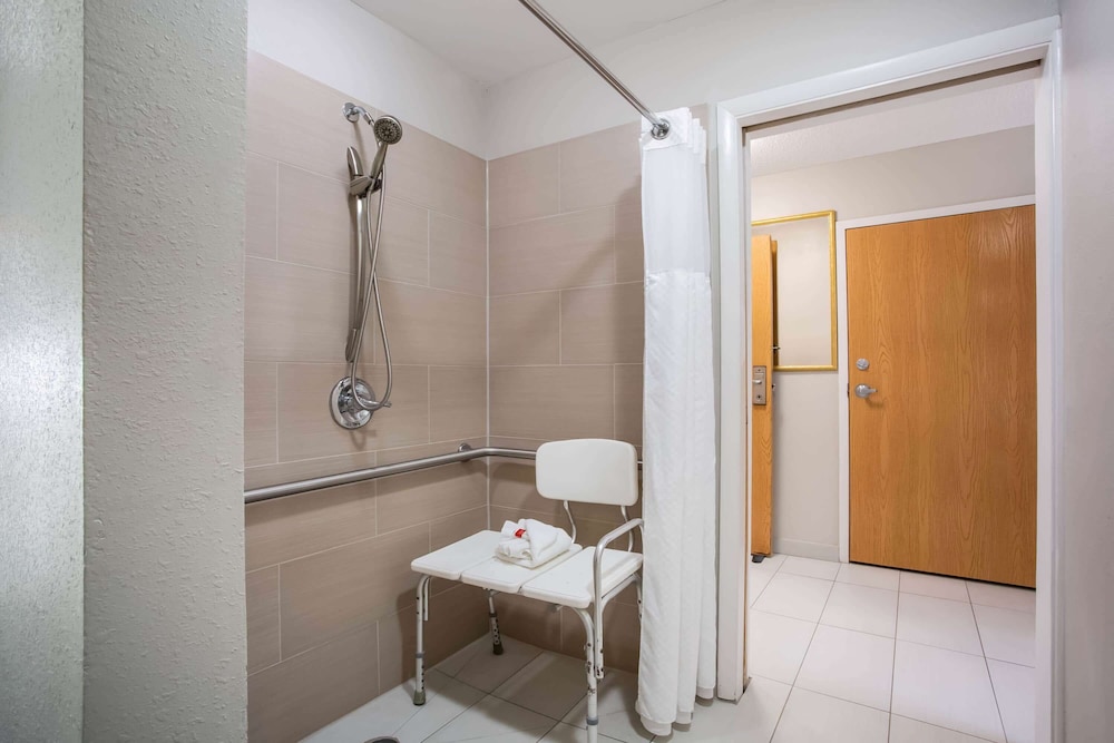 Microtel Inn & Suites by Wyndham Southern Pines / Pinehurst 18/41