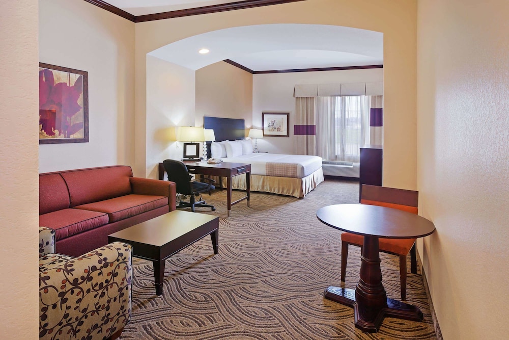 La Quinta Inn and Suites by Wyndham Ft. Worth - Burleson 34/53