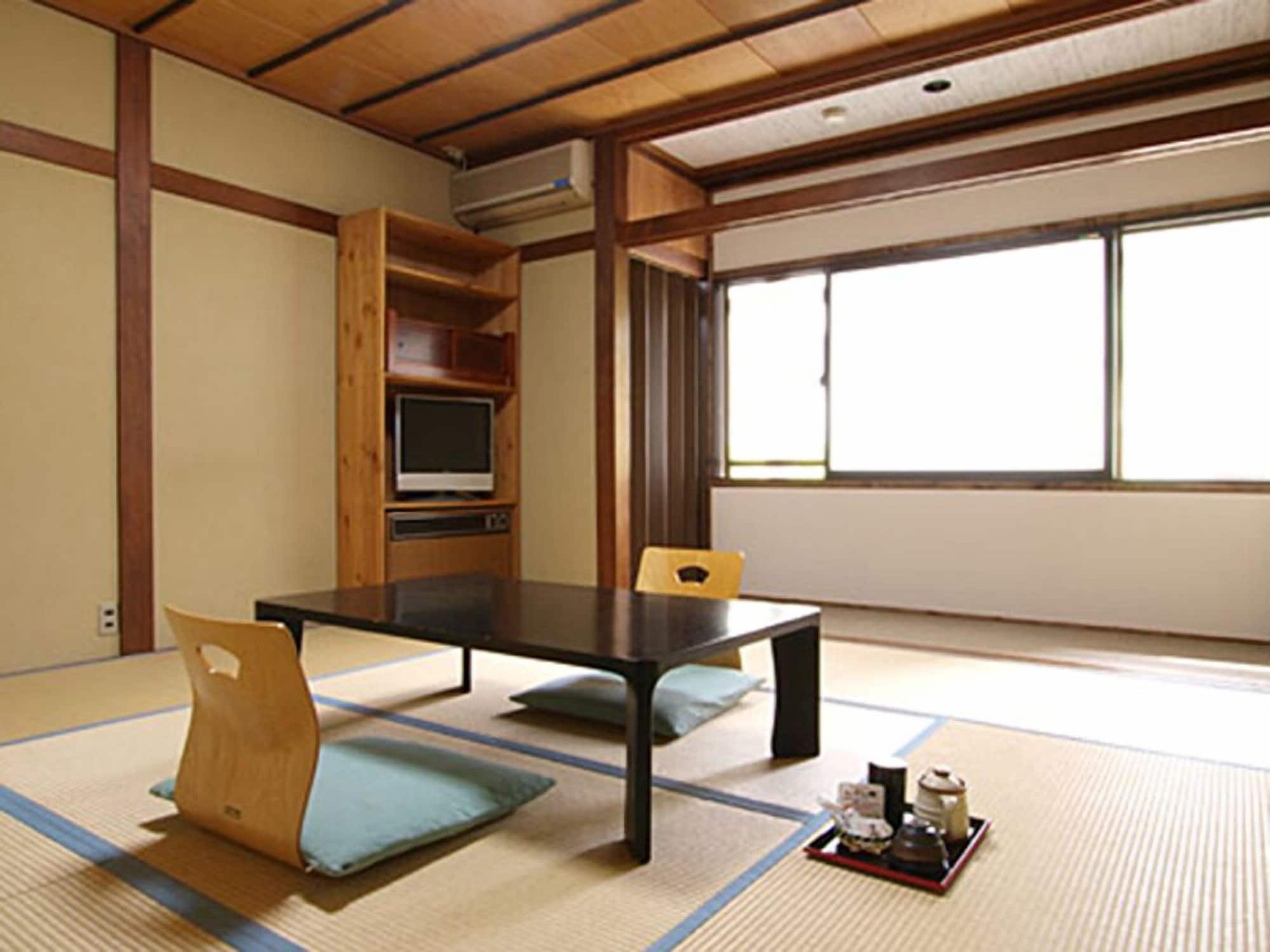 JAPANESE, SHARED BATHROOM