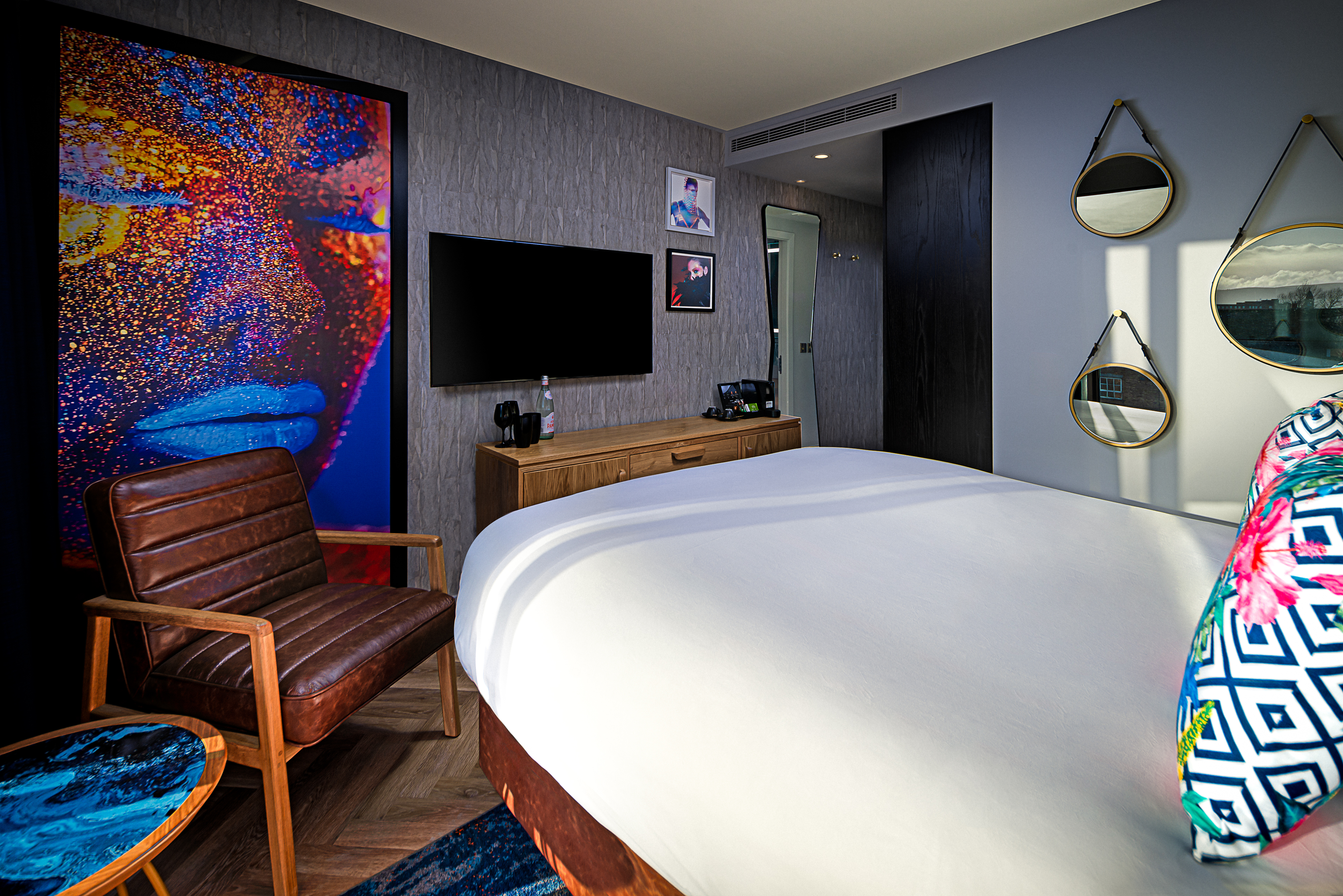 EXECUTIVE, KING BED