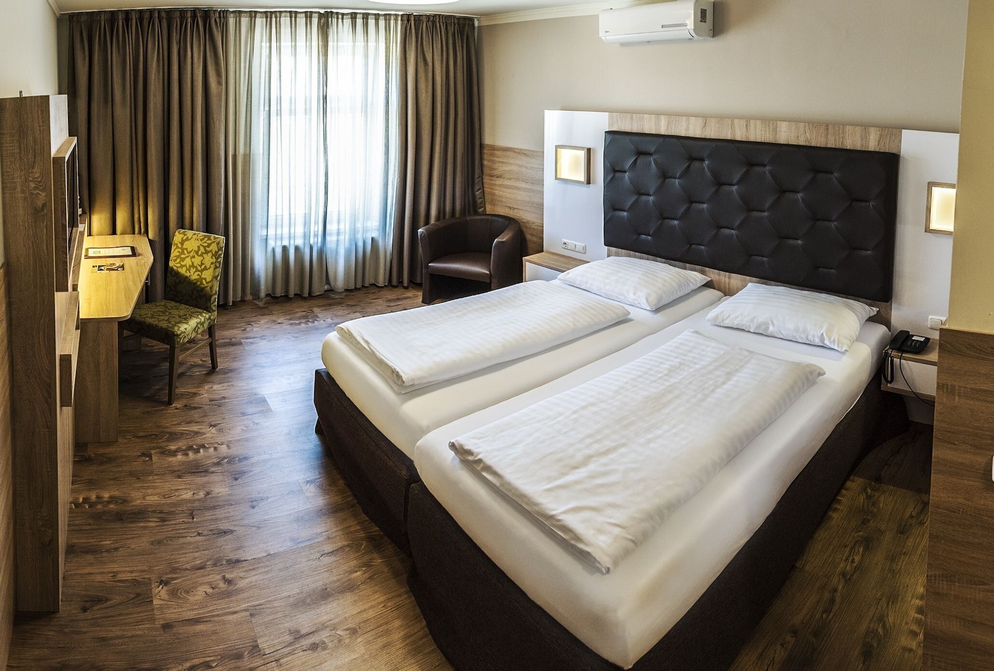 ROOM, TWIN BEDS