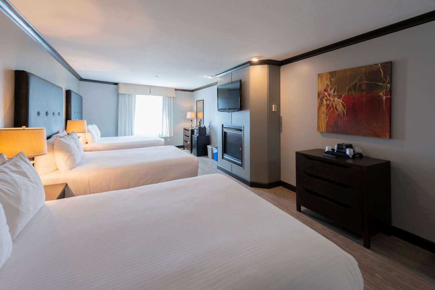 Suite, 3 Queen Beds, Jetted Tub
