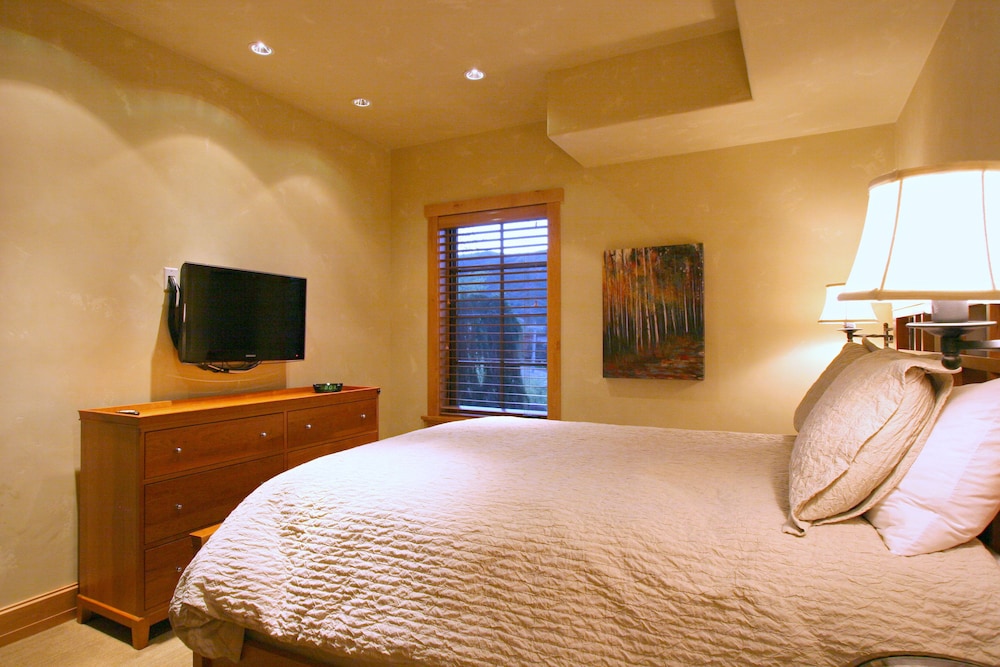 Woodrun Place Condominiums &amp; Residences 14/38
