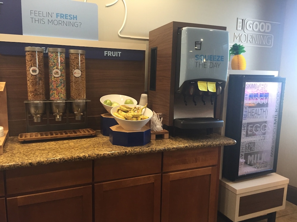 Holiday Inn Express Suites Howell 43/51