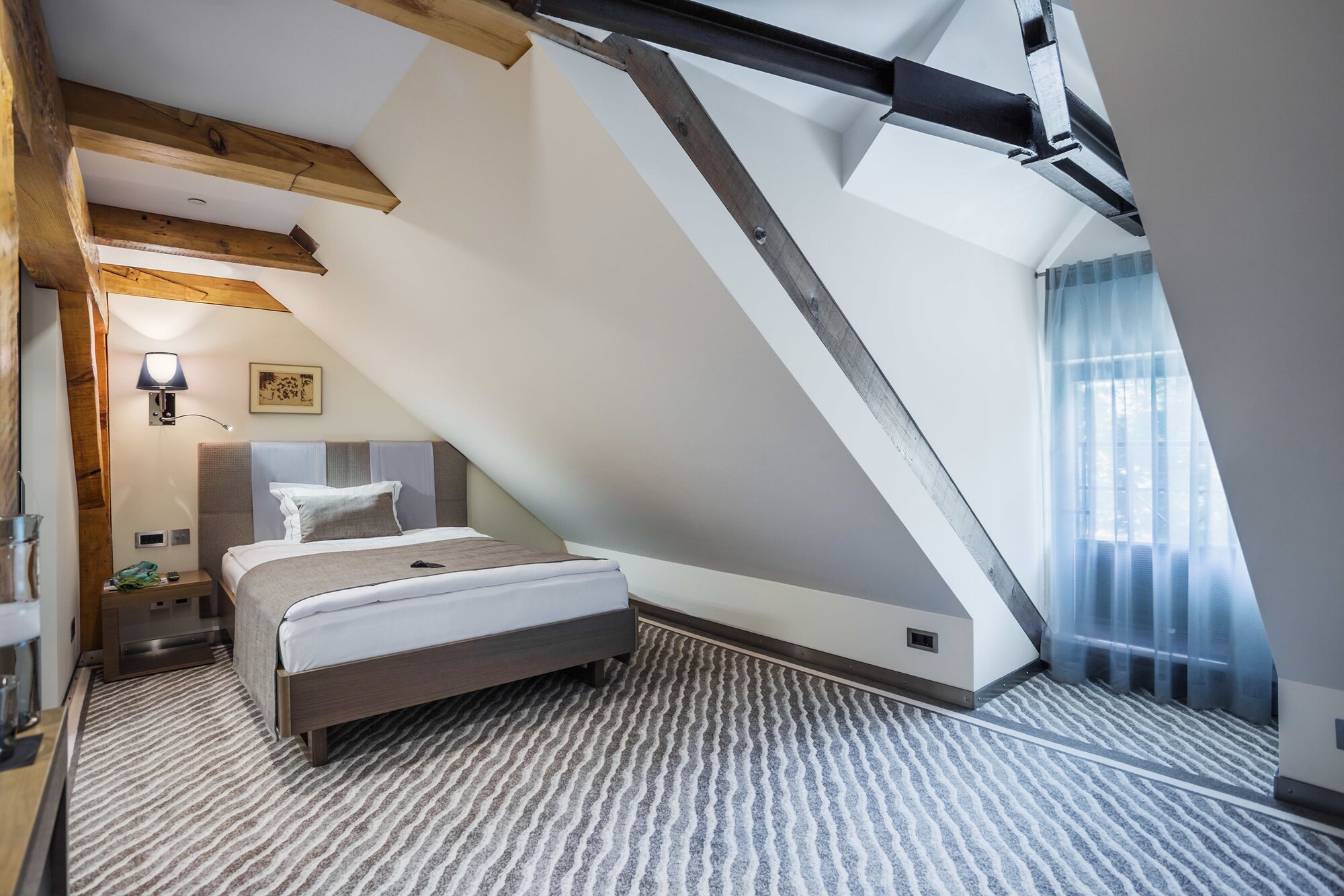 Room, Queen Bed, Attic
