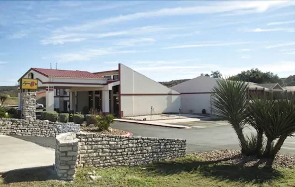 Super 8 By Wyndham Kerrville Tx 5/21
